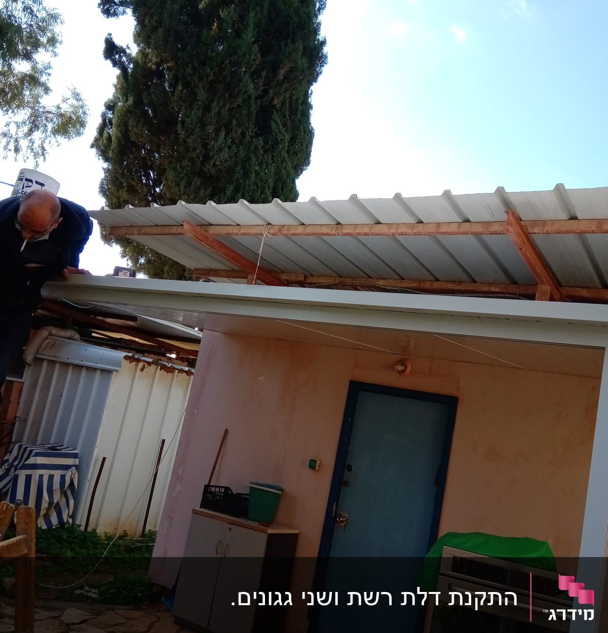 אדם עובד על גג אלומיניום עם סולם
